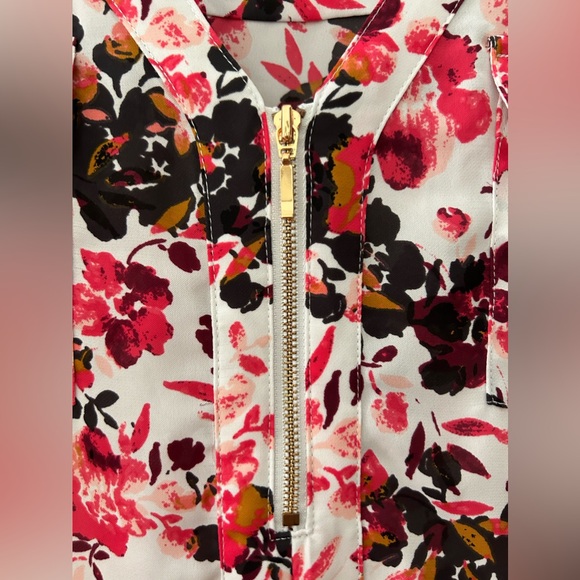 Candie’s Red Pink Floral Print V-Neck Top. Size Medium. - Picture 2 of 10